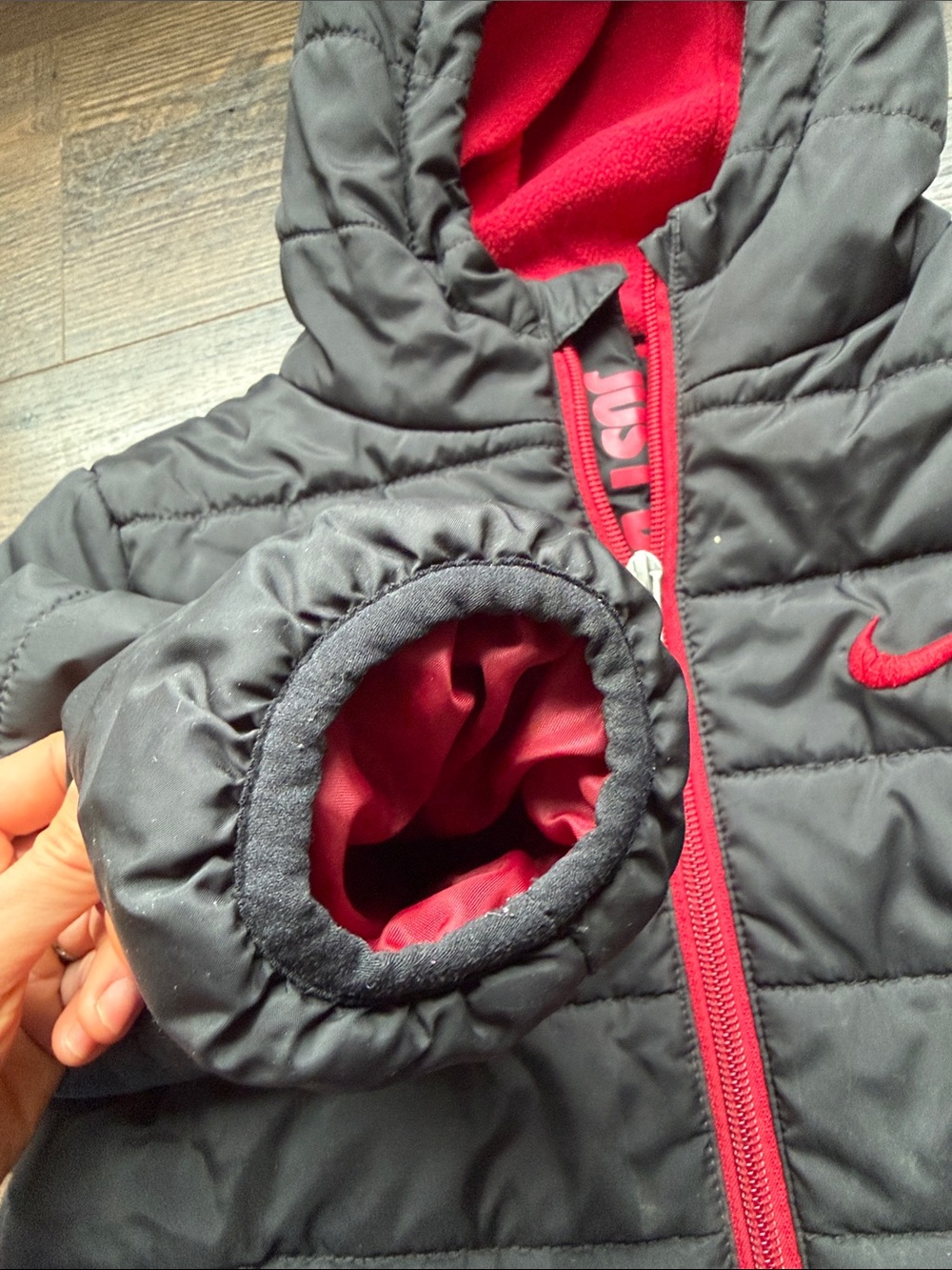 Boys Nike Kids Hooded Puffer Jacket in Charcoal with red - Picture 4 of 7